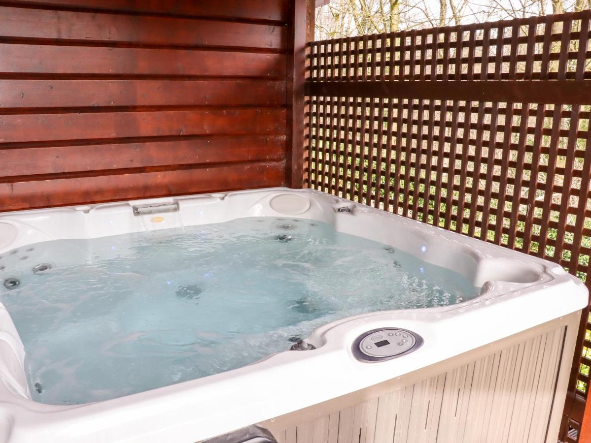 Watersview Lodge Leek Bagian luar foto