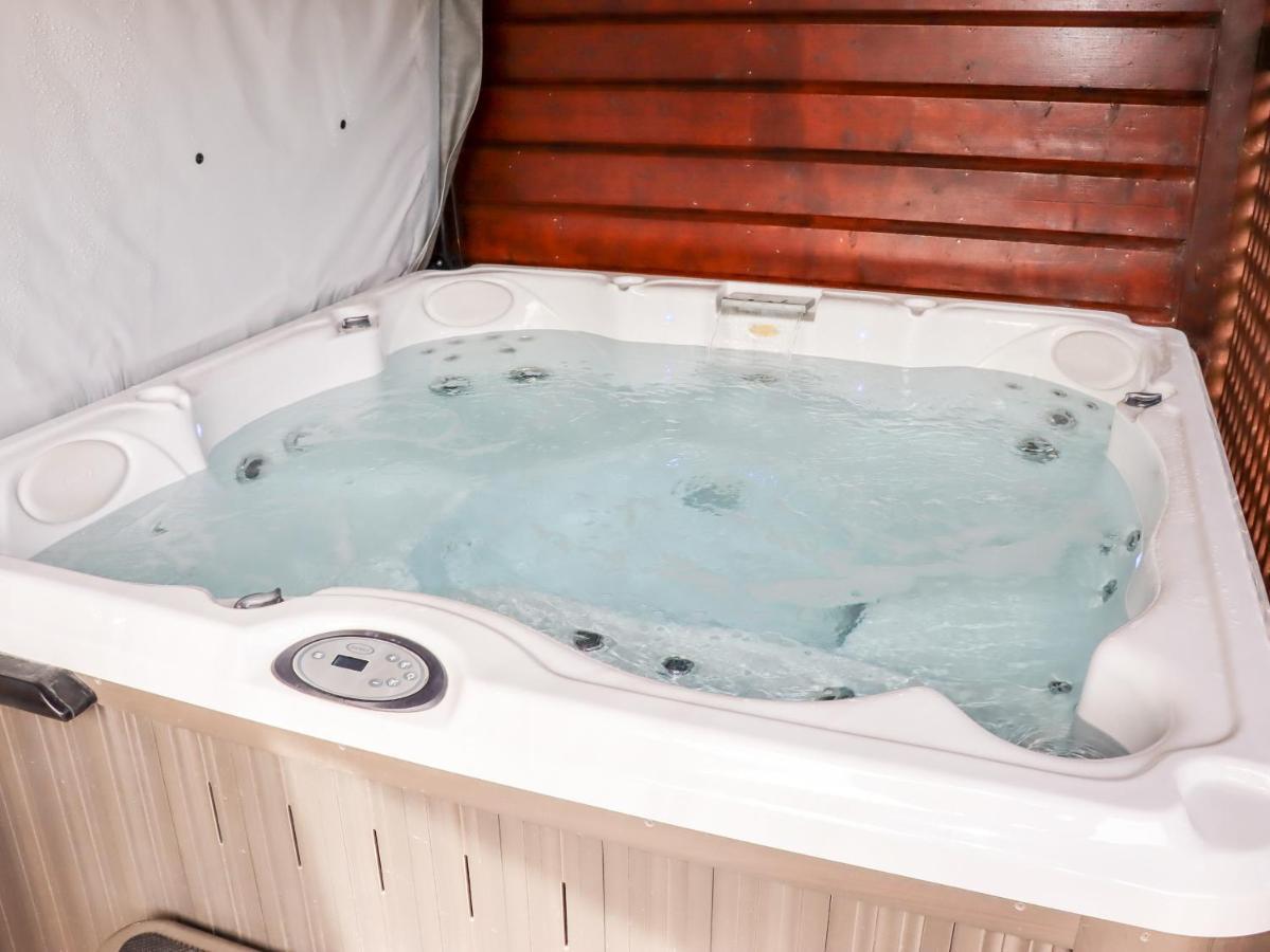 Watersview Lodge Leek Bagian luar foto